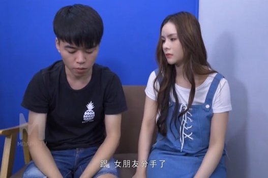 สามีเดินตามภรรยาของเขาและอาบน้ำแล้วก็พอใจ