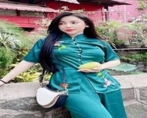 มีเพศสัมพันธ์น้องสาวสามคนของเธอในเวลาเดียวกัน