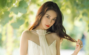 ในตอนกลางคืนร่างที่น่าสนใจพบความสุขและการทำงานของตัวเอง