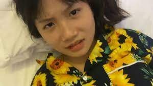 หลังจากสอนน้องสาวของเธอให้เล่นไพ่เขาก็เชิญเธอไปที่โรงแรม