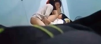 คนหนุ่มสาวมักจะมีเพศสัมพันธ์สามคนร้อนๆคนเดียว