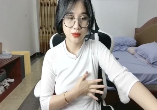 ในช่วงวันหยุดฤดูร้อนมีส่วนร่วมในเกมลอกกับเพื่อนที่ดีที่สุดของเธอ